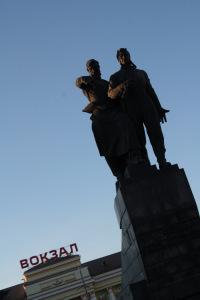 Monumento enfrente de la entrada de la nueva estación de trenes