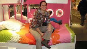 IKEA crea una original acción de marketing en Sevilla y regala algunos muebles a varios clientes.