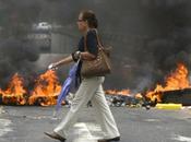 Detrás barricada.