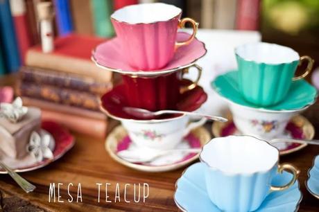 DIY: velas en tazas de té y mesa molona