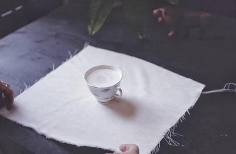 DIY: velas en tazas de té y mesa molona
