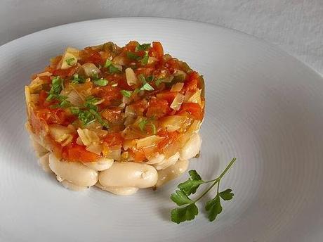 Ensalada tibia de judías blancas con tomate