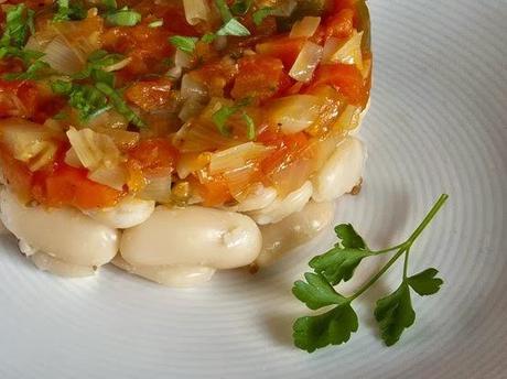 Ensalada tibia de judías blancas con tomate