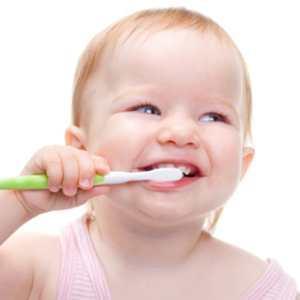 bebé limpiandose los dientes