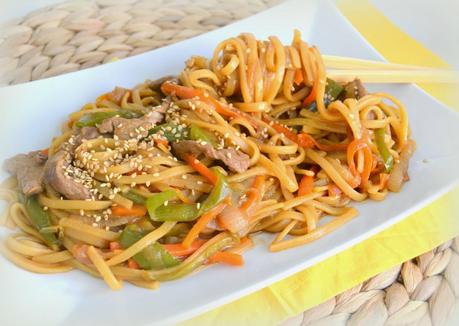 Tallarines fritos tres delicias, al estilo chino. Fáciles, rápidos y caseros.