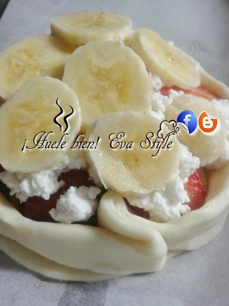 Pastel de hojaldre con requesón y frutas