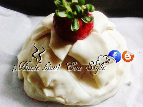 Pastel de hojaldre con requesón y frutas