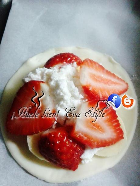 Pastel de hojaldre con requesón y frutas