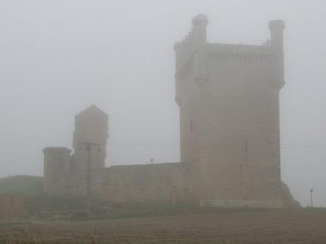 El Castillo entre la niebla la mañana de mi visita.