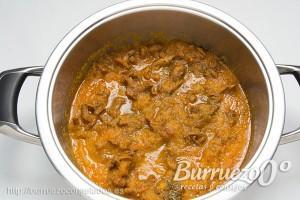 Sofrito de la cebolla y el tomate para los caracoles