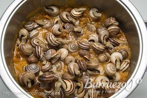 Los caracoles cocinados en salsa