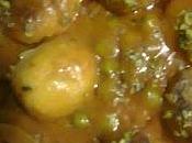 Albóndigas guisantes tomate