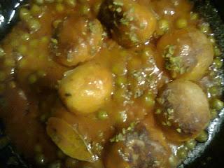 Albóndigas con guisantes en tomate