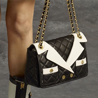 Rita Ora y un bolso de Moschino que parece una chaqueta de Chanel