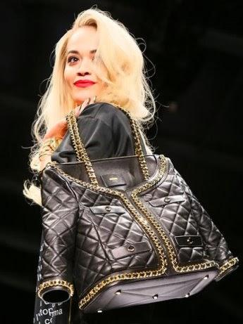Rita Ora y un bolso de Moschino que parece una chaqueta de Chanel