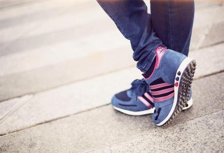 street style barbara crespo navy yellow coat sheinside adidas sneakers fashion blogger outfit blog de moda