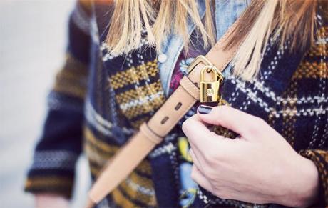 street style barbara crespo navy yellow coat sheinside adidas sneakers fashion blogger outfit blog de moda