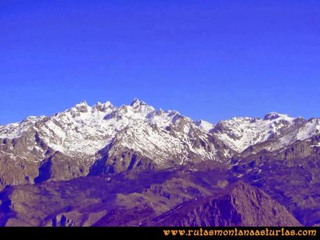 Ruta al Pico Pierzu: Vista del macizo Occidental de Picos de Europa