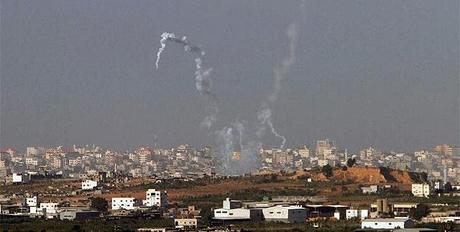 Grupos armados de Gaza atacan a Israel con más de 30 cohetes