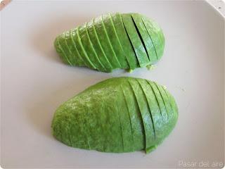 Arepas con pollo, aguacate y mayonesa