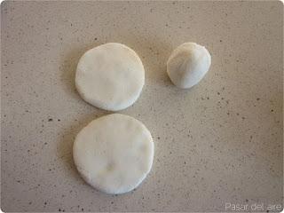 Arepas con pollo, aguacate y mayonesa