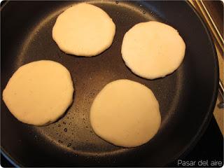 Arepas con pollo, aguacate y mayonesa