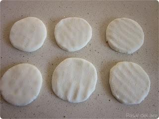 Arepas con pollo, aguacate y mayonesa