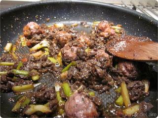 ‘Pilotes d’alquería’ con habas en salsa de morcillas