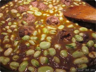 ‘Pilotes d’alquería’ con habas en salsa de morcillas