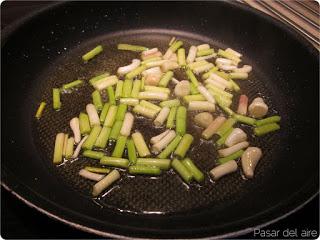 ‘Pilotes d’alquería’ con habas en salsa de morcillas