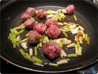 ‘Pilotes d’alquería’ con habas en salsa de morcillas