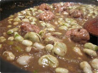 ‘Pilotes d’alquería’ con habas en salsa de morcillas