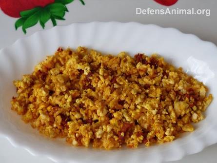 Revuelto de tofu con chorizo y queso azul veganos Revuelto de tofu con chorizo y queso azul veganos