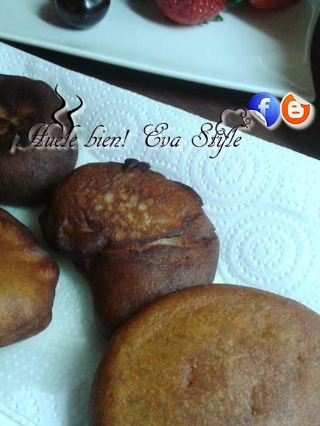 Buñuelos de plátano con salsa de caramelo