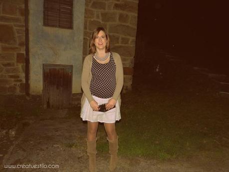 Look embarazada con camiseta de anclas y falda de volantes (2)