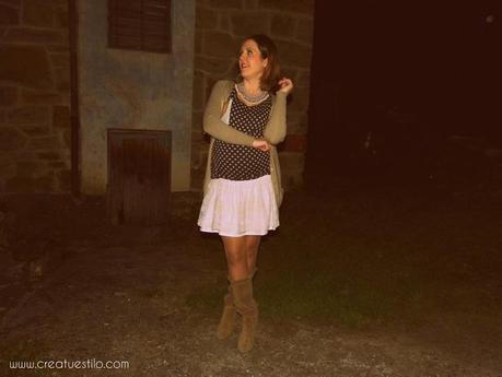 Look embarazada con camiseta de anclas y falda de volantes (2)