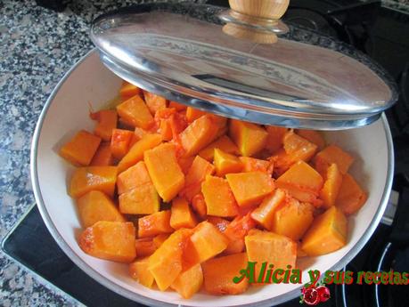 CALABAZA AL AJILLO CON LONGANIZA Y HUEVO ROTO (CALABAZA ANGELITAS)