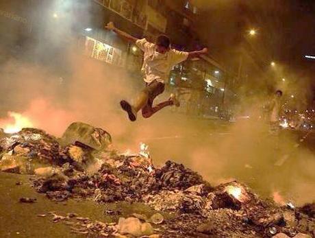Foto: Joven Venezolano con Las Alas de La Lbertad desplegadas...