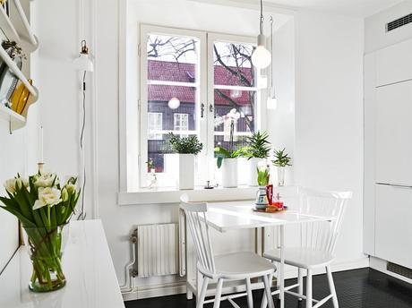 Un vestibulo a rayas. Muebles de madera y personalidad. Un vestibulo a rayas. Muebles de madera y personalidad.