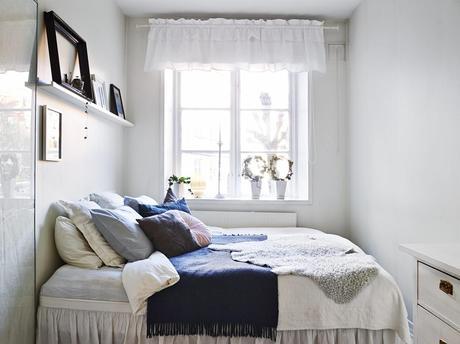 Un vestibulo a rayas. Muebles de madera y personalidad. Un vestibulo a rayas. Muebles de madera y personalidad.