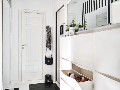 Un vestibulo a rayas. Muebles de madera y personalidad. Un vestibulo a rayas. Muebles de madera y personalidad.