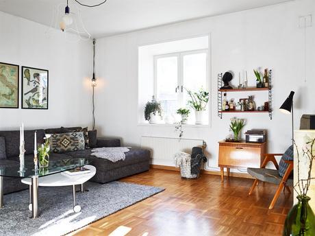 Un vestibulo a rayas. Muebles de madera y personalidad. Un vestibulo a rayas. Muebles de madera y personalidad.