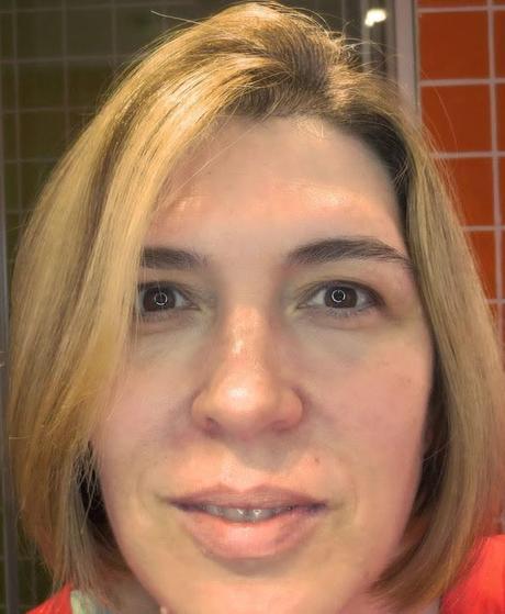 Probando ambos productos y sin base de maquillaje. Analizando iluminadores correctores: By the Face vs Estée Lauder