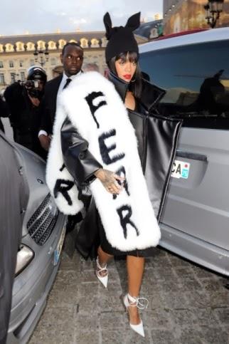 Rihanna en París con una estola xxl que mete miedo