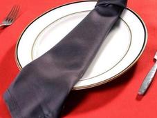 Doblar servilleta forma corbata