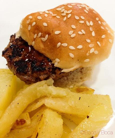 ¿¿¿¿Cómo???? ¿Qué aún no habéis ido al Quintotapa de L’Hospitalet? Mini pan de hamburguesa con carne picada de ternera, queso, pepino y cebolla acompañado de mini patatas fritas_