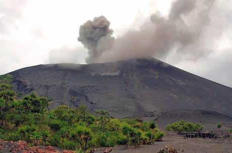 Filmado volcán en erupción desde un drone