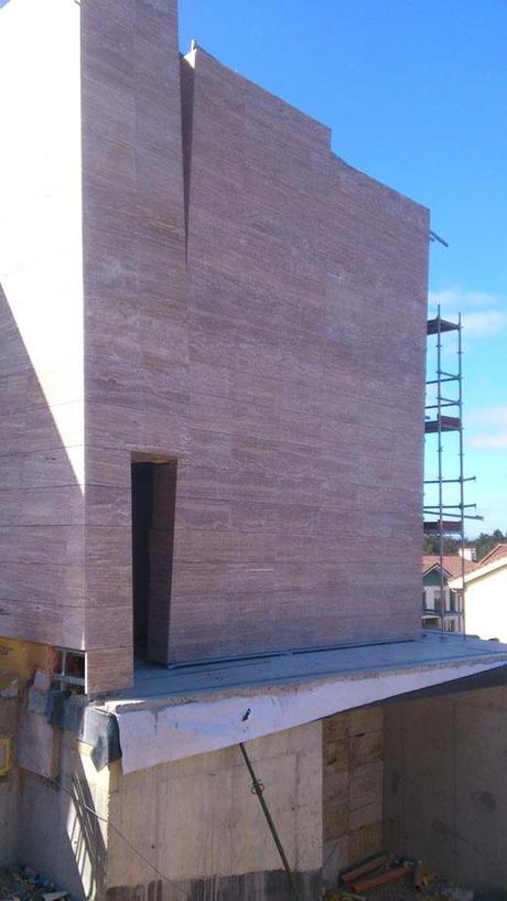 IMÁGENES DE OBRA DE LA VIVIENDA UNIFAMILIAR DISEÑADA POR A-CERO EN OVIEDO