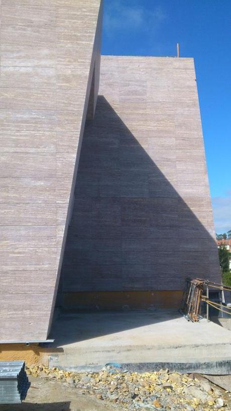 IMÁGENES DE OBRA DE LA VIVIENDA UNIFAMILIAR DISEÑADA POR A-CERO EN OVIEDO