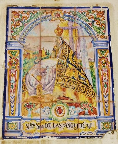 La Virgen de las Angustias en cerámica de Fajalauza.